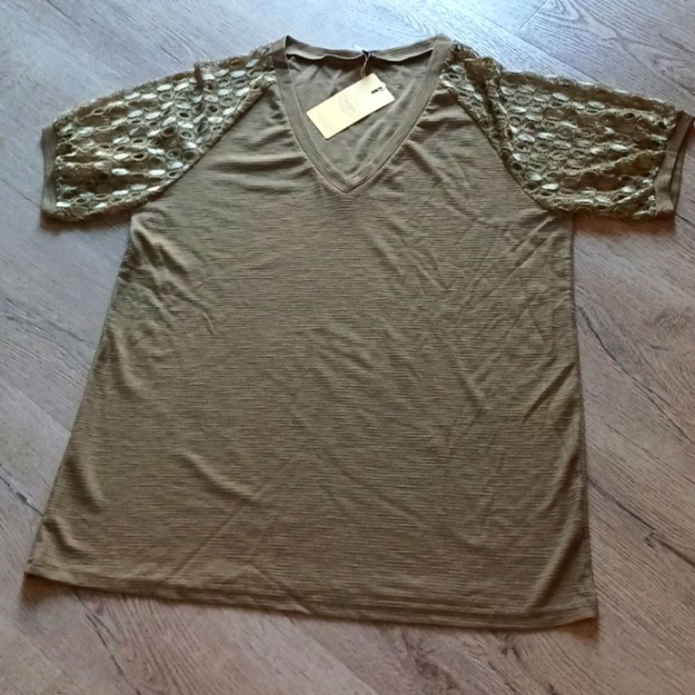 NWT Hao MeiLi Boutique XL Short Sleeve Top with lace detail sleeve